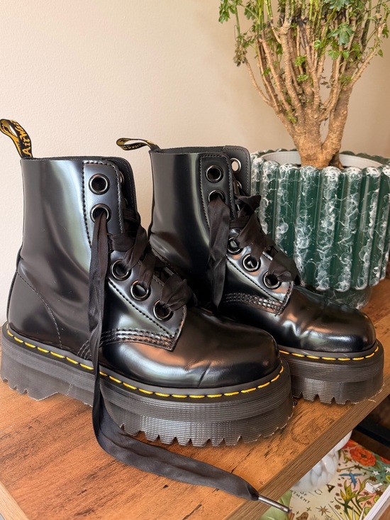 Dr. Martens Shoes - Molly Leather Platform
Boots sz 7